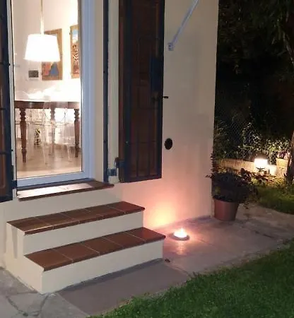 Ferienhaus Minimal Chic House Fast Wi-fi, Private Garden & Free Parking